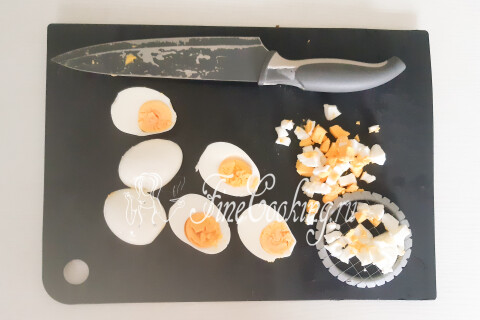 Варёные яйца, продавленные через яйцерезку на мелкий кубик.