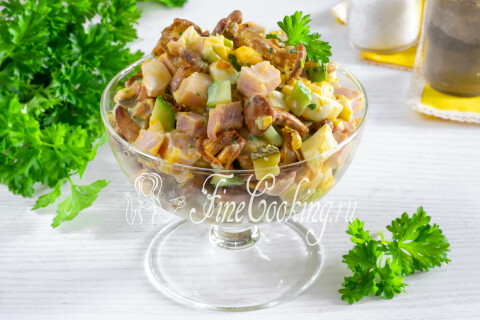 Салат с копчёной курицей, грибами, огурцами и яйцами на тарелке.