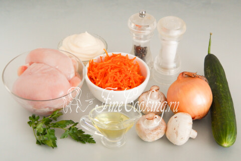 Продукты для салата: куриное филе, морковь по-корейски, огурец и шампиньоны