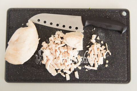 Куриное мясо, нарезанное тонкими брусочками после варки