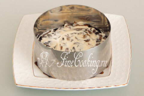 Майонезная сеточка, нанесённая поверх слоя грибов с луком