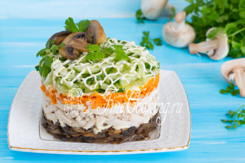 Салат с курицей и морковью по-корейски, украшенный веточками петрушки