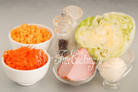 Продукты для салата с корейской морковью, кукурузой и ветчиной: салат Айсберг, майонез, соль и перец