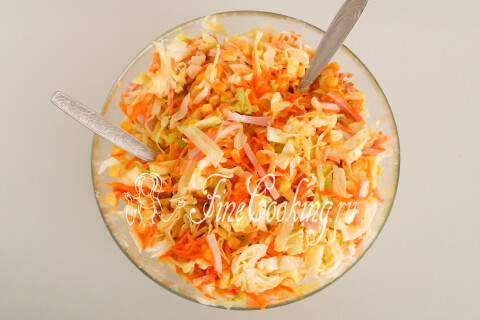 Готовый салат с корейской морковью, кукурузой и ветчиной в миске