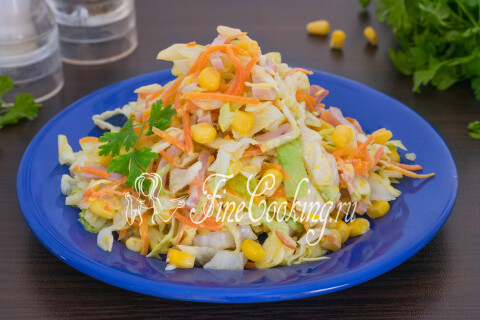 Салат с корейской морковью, кукурузой и ветчиной на плоской тарелке