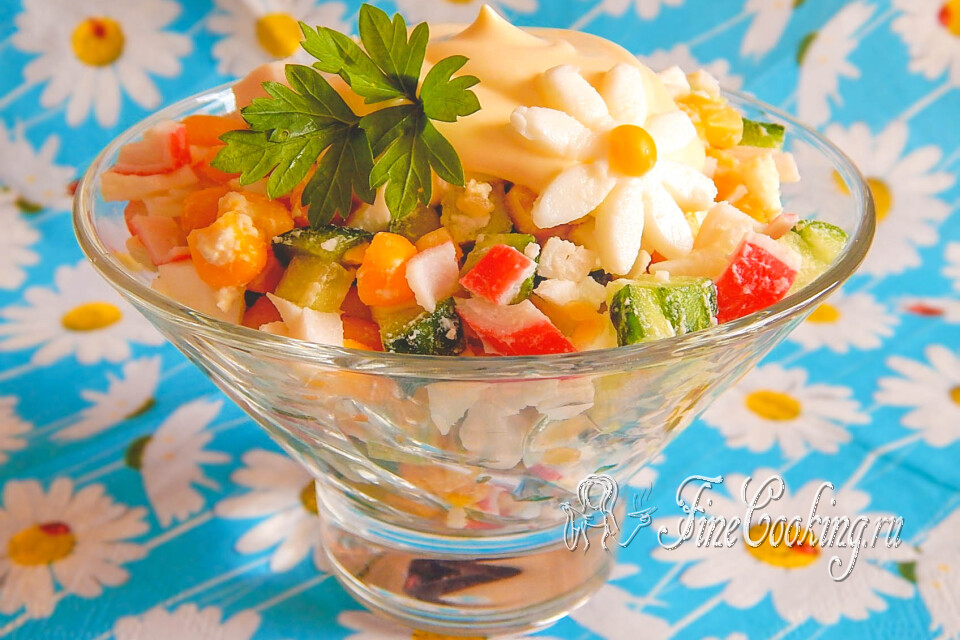 Салат с крабовыми палочками, кукурузой, яйцами и огурцом — готовое блюдо
