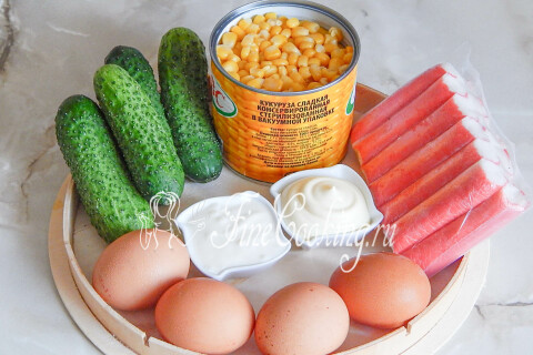 Продукты для салата: крабовые палочки, огурцы, яйца, кукуруза, сметана и майонез