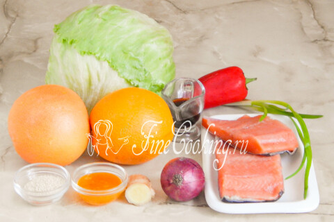 Продукты для салата с красной рыбой: айсберг, грейпфрут, апельсин, сёмга, сладкий перец, лук и имбирь