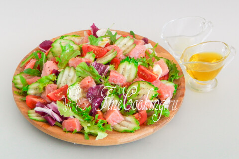 Салат с красной рыбой, сбрызнутый лимонным соком и посыпанный кунжутом