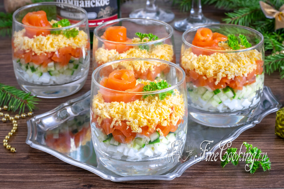 Салат с красной рыбой, огурцом и яйцами — готовое блюдо