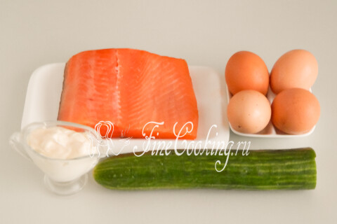 Продукты для салата с красной рыбой: солёная рыба, куриные яйца, свежий огурец и майонез