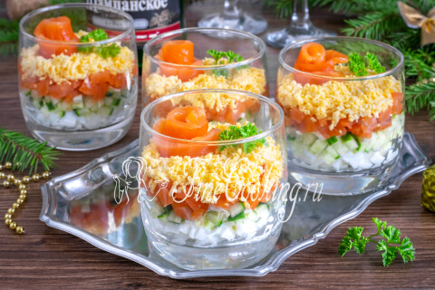Порционный слоёный салат с красной рыбой, огурцом и яйцами в стаканах