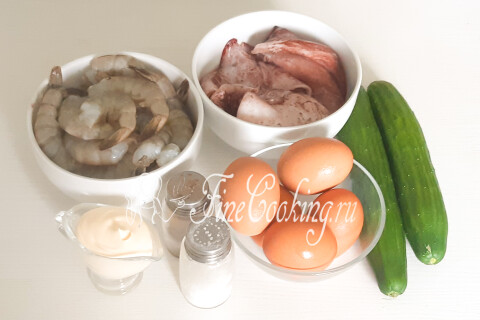 Продукты для салата: креветки, кальмары, куриные яйца, огурцы, майонез, соль и перец.