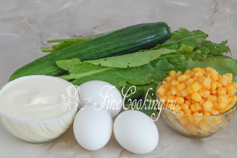 Продукты для салата: щавель, огурец, консервированная кукуруза, яйца и майонез