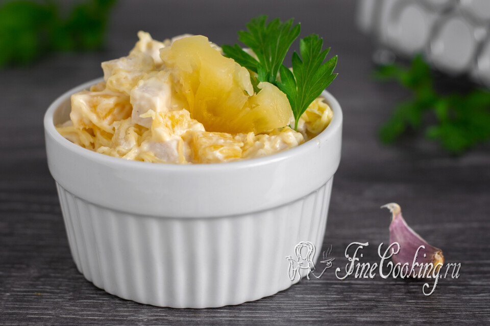 Салат с курицей, ананасами и сыром — готовое блюдо