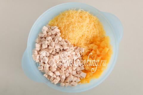 Курица, ананасы и тёртый сыр соединены в большой миске
