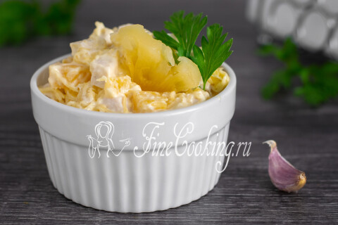 Салат с курицей, ананасами и сыром подан порционно в креманке