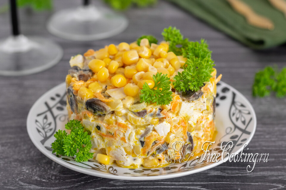 Салат с курицей, грибами и кукурузой — готовое блюдо