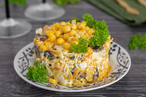 Салат с курицей, грибами, кукурузой и жареными овощами в миске