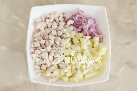 Яблоко, куриное филе и лук, соединённые в миске для салата