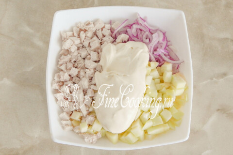 Салат с курицей и яблоком, заправленный соусом из майонеза и йогурта