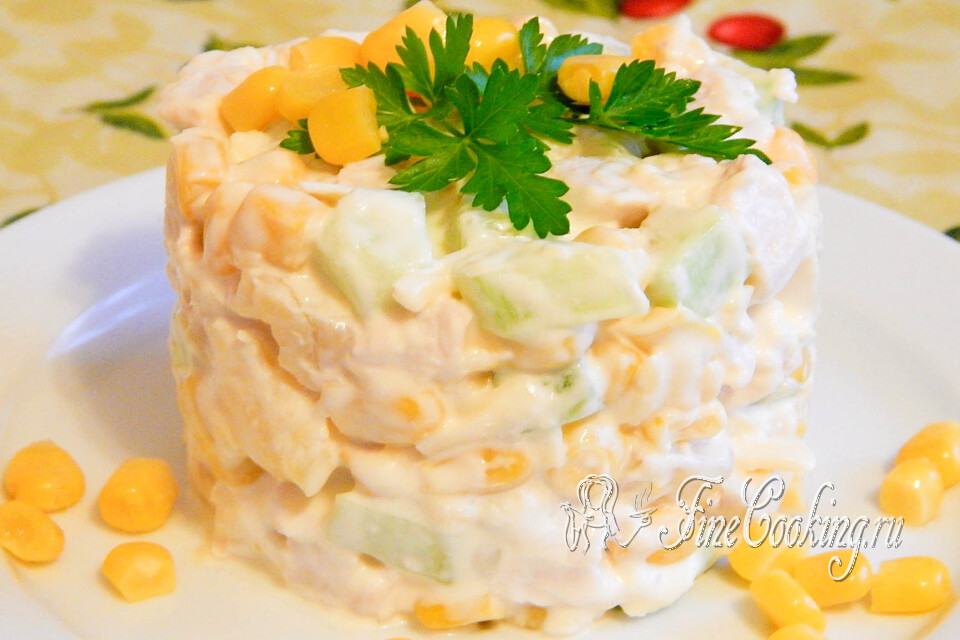 Салат с курицей, ананасами и кукурузой — готовое блюдо