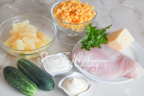 Продукты для салата с курицей, ананасами и кукурузой: грудка, сыр, огурцы, сметана и майонез