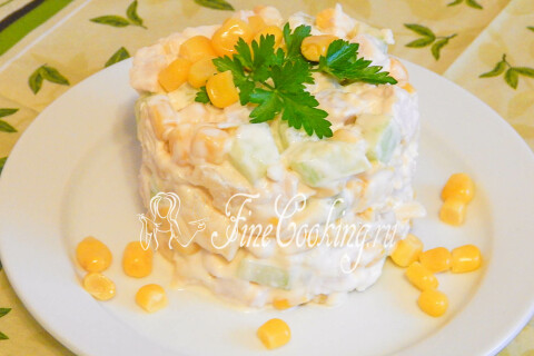 Салат, выложенный горкой с помощью кулинарного кольца