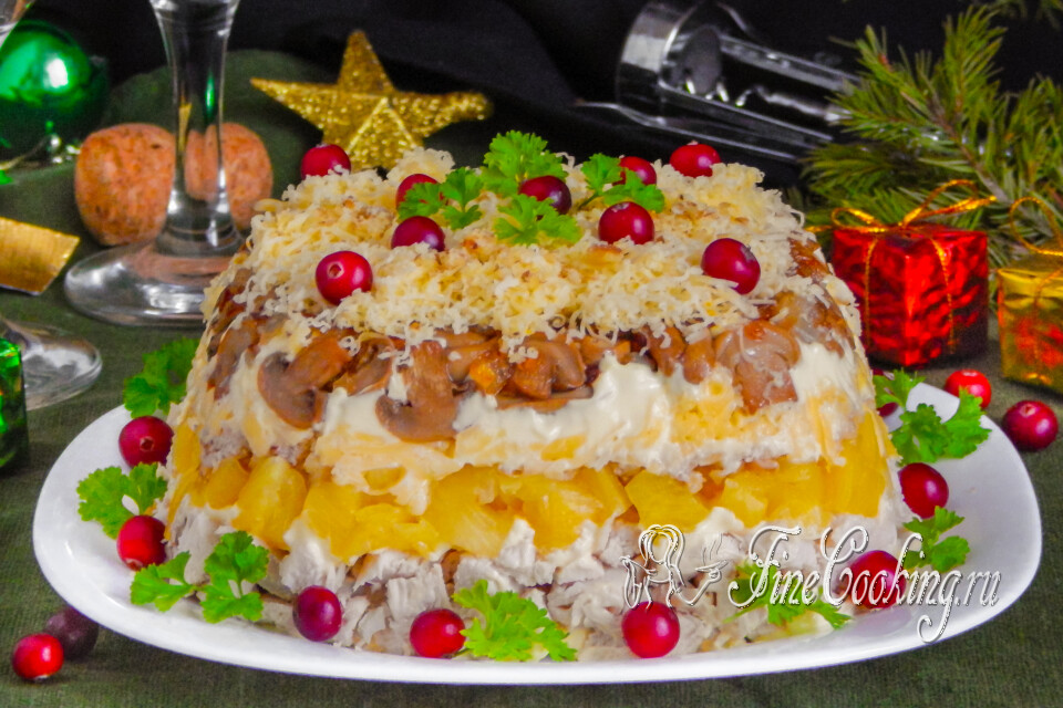 Салат с курицей, ананасами, сыром и грецкими орехами — готовое блюдо