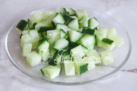Свежий огурец, нарезанный кубиками размером с куриные