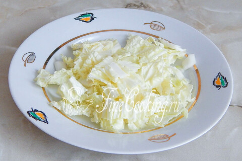 Пекинская капуста, нарезанная небольшими произвольными кусочками
