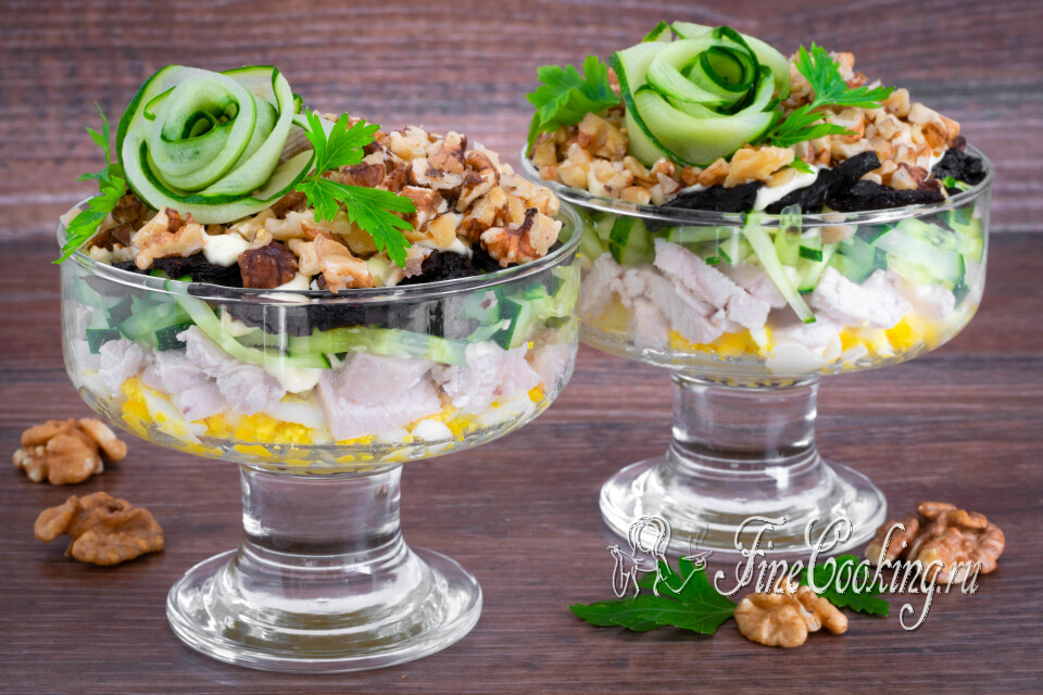Салат с курицей, черносливом, орехами и яйцами (слоями) — готовое блюдо