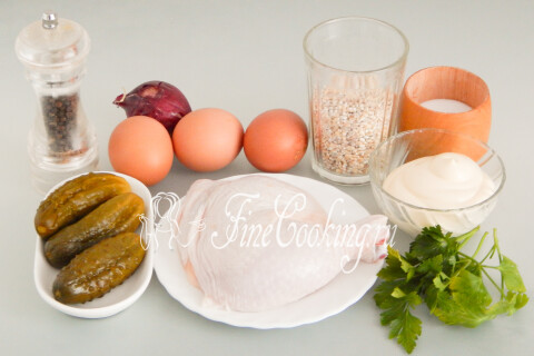Продукты для салата с курицей: куриный окорочок, перловая крупа, яйца, маринованные огурцы и лук
