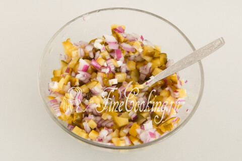 Лук с маринованными огурцами в миске для маринования