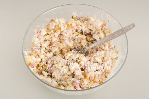 Готовый салат с курицей, перловкой и огурцами в миске
