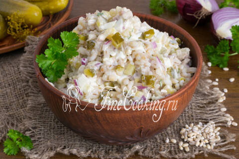 Салат с курицей, огурцами, яйцами и перловкой в тарелке