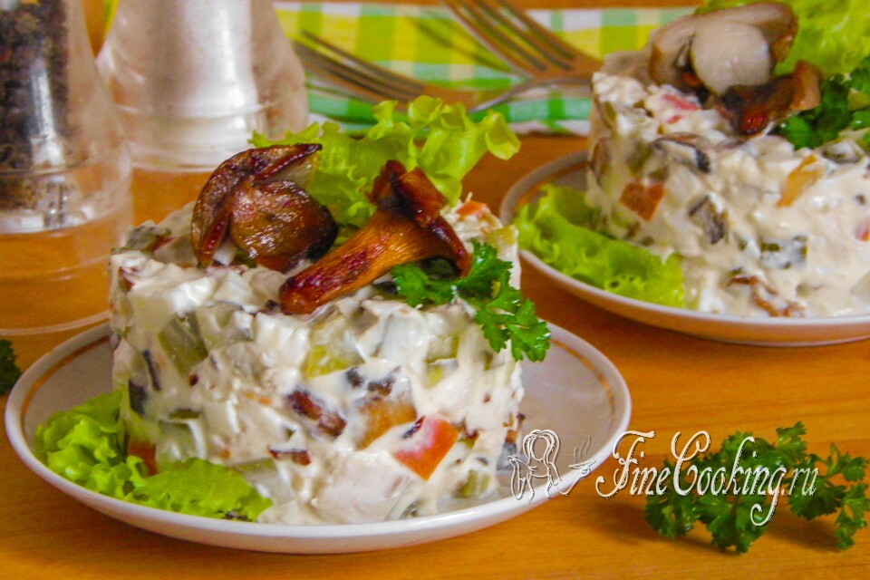 Салат с куриной грудкой и грибами — готовое блюдо