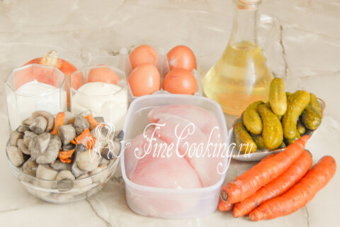 Продукты для салата: куриная грудка, лесные грибы, яйца, морковь и маринованные огурцы