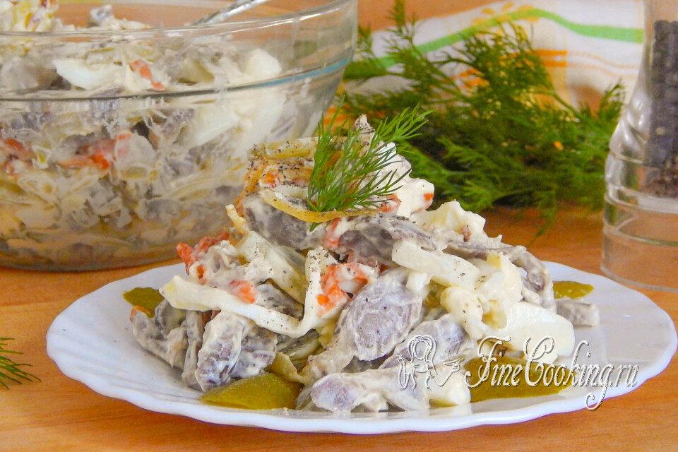 Салат с куриными желудочками — готовое блюдо