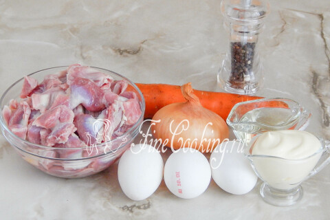 Продукты для салата с куриными желудочками: желудочки, лук, морковь, яйца и майонез