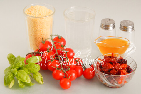 Продукты для салата с кускусом: крупа кускус, помидоры черри, вяленые томаты и базилик
