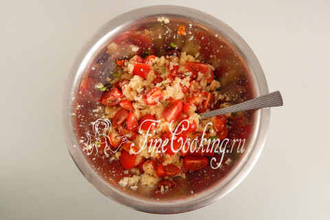 Перемешанный салат с кускусом и помидорами в миске