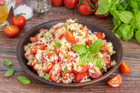 Готовый салат с кускусом и помидорами в тарелке