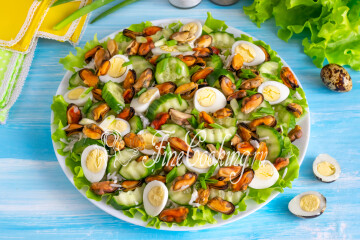 Салат с мидиями, рисом, яйцами и огурцом