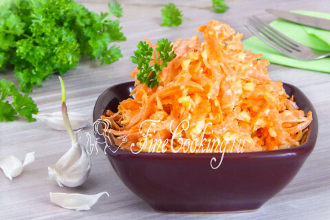 Салат с морковью и сыром, поданный в тарелке после охлаждения.
