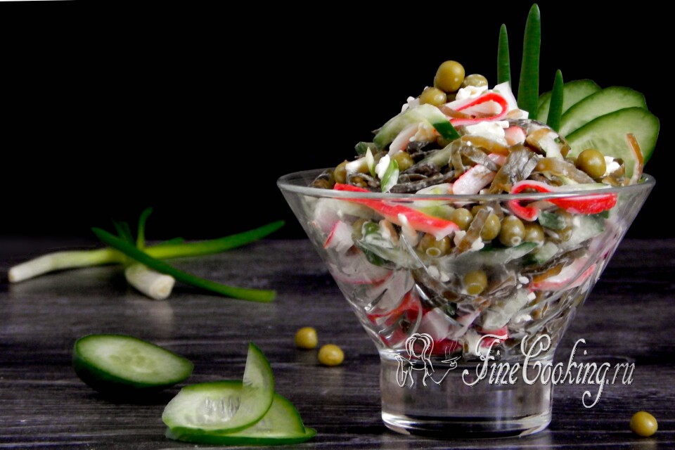 Салат с морской капустой и горошком — готовое блюдо