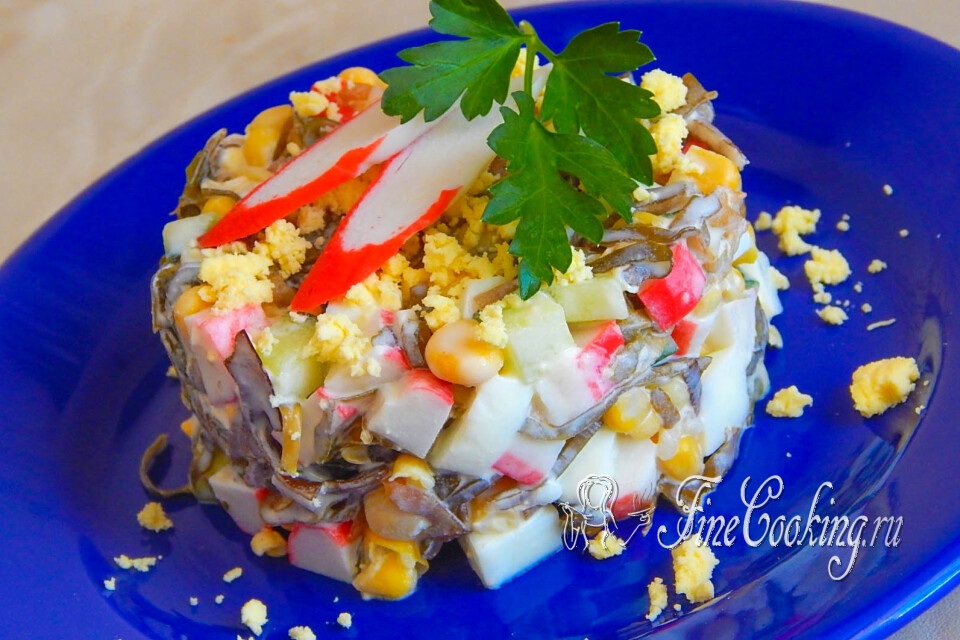 Салат с морской капустой и крабовыми палочками — готовое блюдо