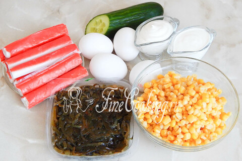 Продукты для салата: морская капуста, крабовые палочки, кукуруза, огурец и яйца