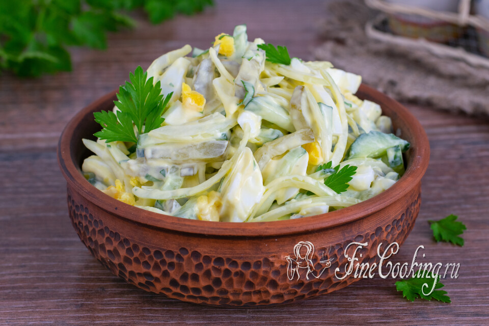 Салат с огурцами и яйцами — готовое блюдо