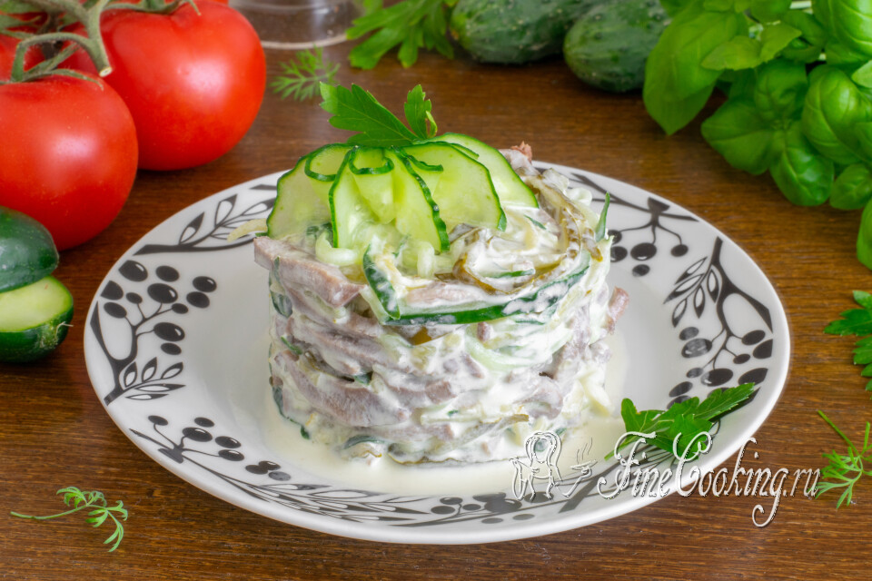 Салат с огурцами и языком — готовое блюдо